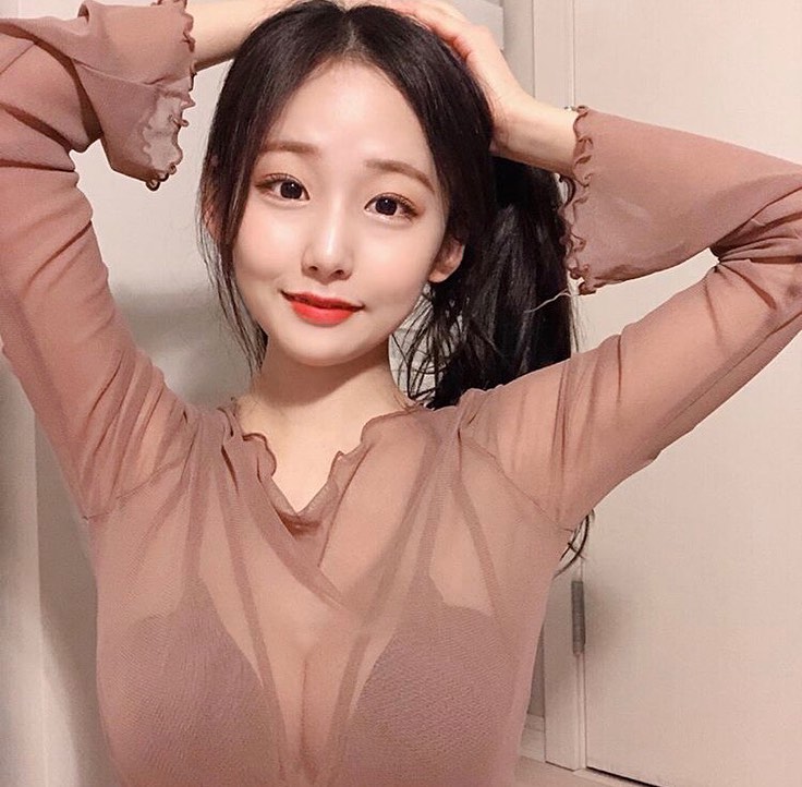 Her super beautiful figure makes the hot girl even more noticeable