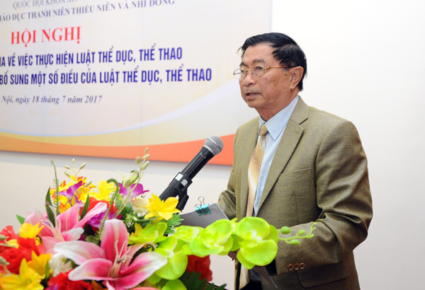 Professor Duong Nghiep Chi speaking at a conference (photo by Van Duy)