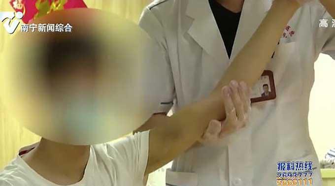 According to the doctor's diagnosis, Xiaobin's left arm has become paralyzed due to excessive gaming