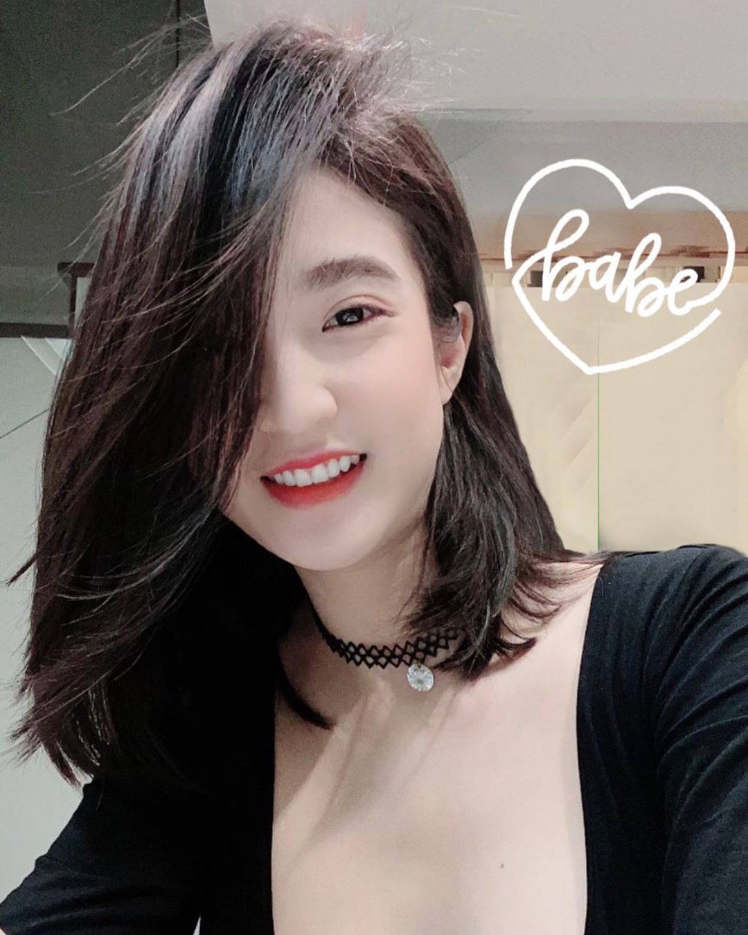 In addition to her robot collection, she also attracts attention with her beauty and allure