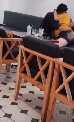 Image that left netizens feeling quite 'hot under the collar'.