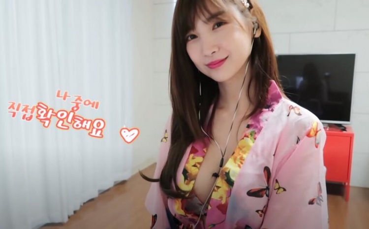 Her cute face, combined with the kimono highlighting her cleavage, made it impossible for fans to look away