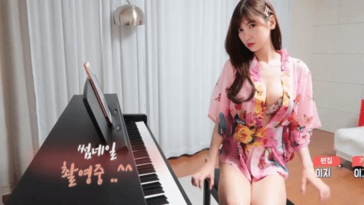 Demonstrating and teaching fans how to play the piano