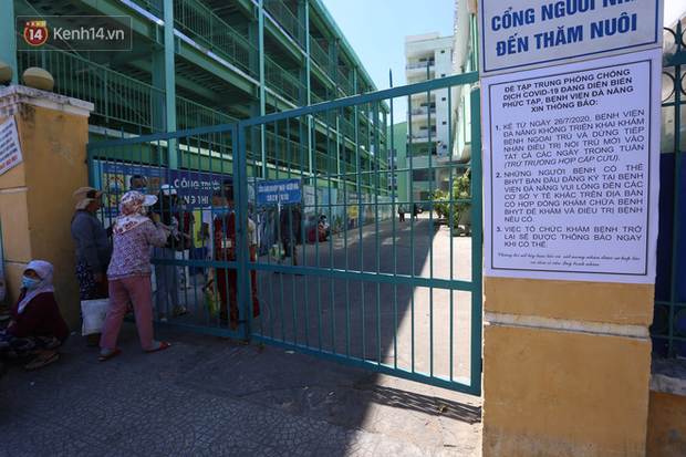 Relatives 'delivering' food to patients inside the quarantined Da Nang Hospital.