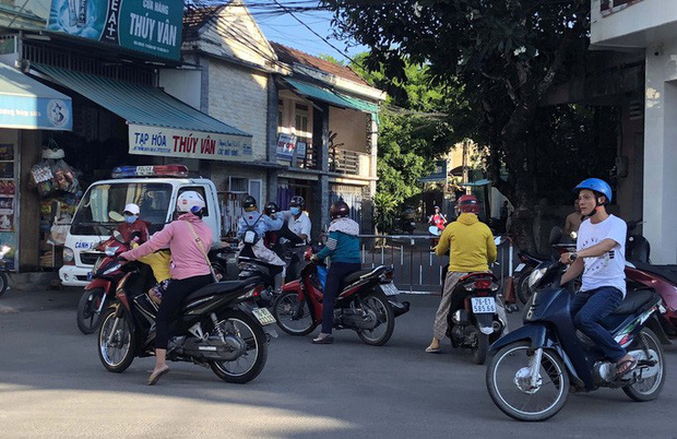 Authorities set up a checkpoint to quarantine the neighborhood where Patient 419 lives. Photo: T.Trực