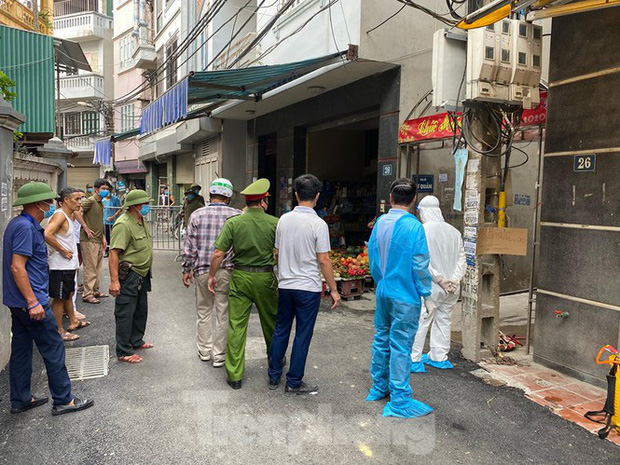 Speaking with reporters on the morning of July 29, Mr. Hứa Đức Minh - Chairman of Me Tri Ward said that there was one suspected COVID-19 case in Me Tri Ward, currently residing in Alley 230/26 Me Tri Thuong.