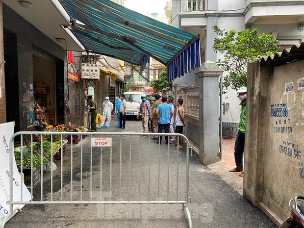 Mr. Minh stated that the local government is currently investigating the epidemiological situation of this individual, and preliminary results are already available. Meanwhile, the authorities are proceeding to quarantine the area of Alley 230/26 Me Tri Thuong, where the suspected COVID-19 case resides.