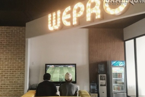 Sơn Tùng M-TP playing PES (Image: gamesao)