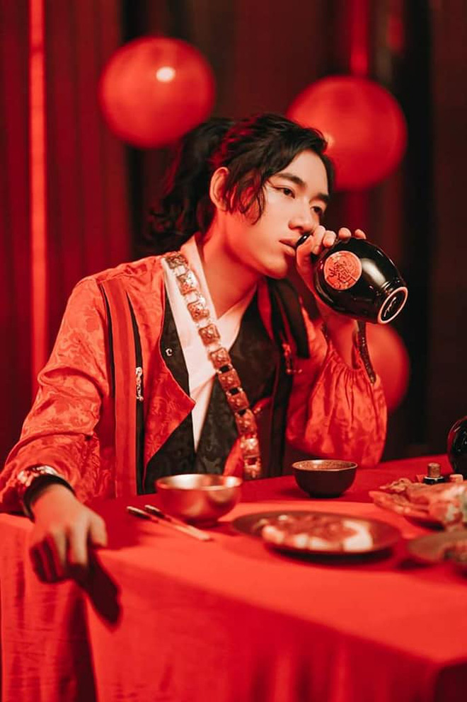 Cosplay costume of character Hoa Thành and the design of K-ICM in the MV 'Tuý Hoạ'.