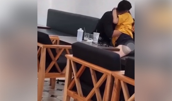 Both the boy and the girl received negative comments from netizens.