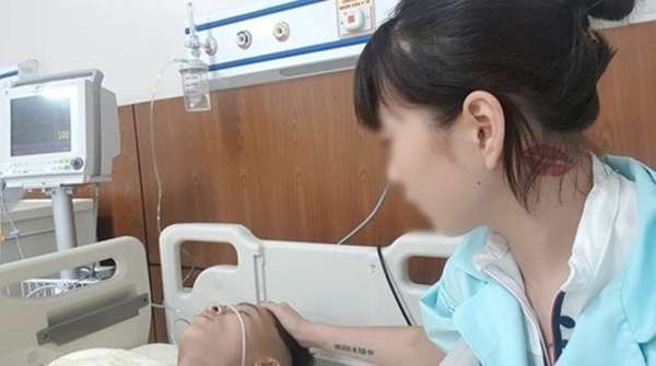 Khá Bảnh's girlfriend named D.H, her Facebook account has several tens of thousands of followers. She was once close to him, taking care of him when he was hospitalized.