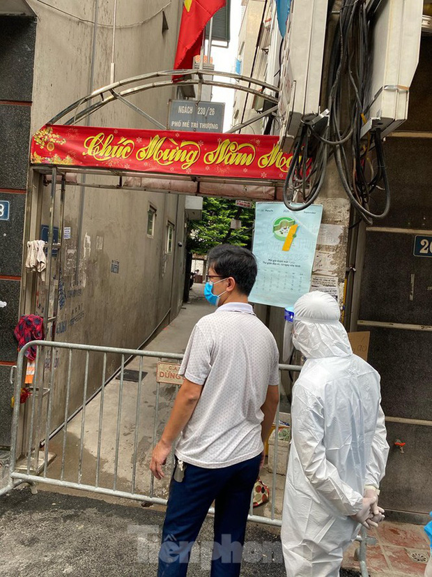In a conversation with Tien Phong, Mr. Khổng Minh Tuấn, Deputy Director of the Hanoi Center for Disease Control (CDC), stated that they are waiting for the test results of a case with cough and fever returning from Da Nang. Specifically, Mr. Tuấn mentioned that this case traveled from Da Nang and exhibited symptoms of cough and fever, directly visiting the Central Tropical Hospital for examination. 'Currently, we are also waiting for the test results from the hospital,' Mr. Tuấn said.