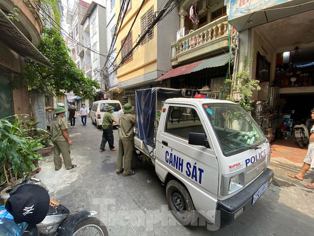 According to reporters' observations, on the morning of July 29, authorities quarantined the area where the suspected case is located at Alley 230/26 Me Tri Thuong, Me Tri Ward.