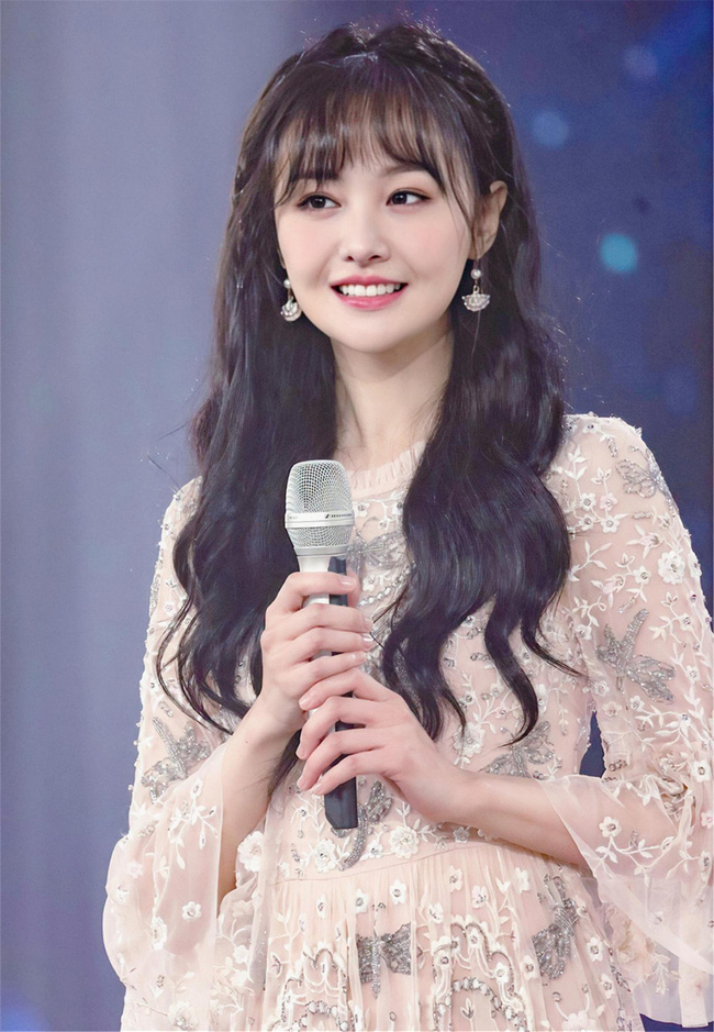 Zheng Shuang has caused a lot of controversies recently for selling used items at prices even higher than when they were new.