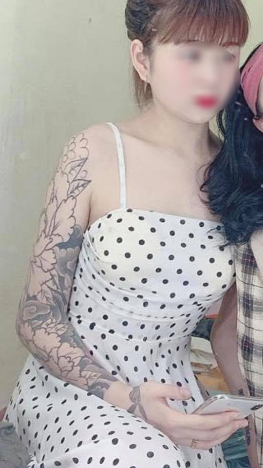 Many netizens speculate that this is indeed Khá Bảnh's girlfriend due to the similar tattoo.