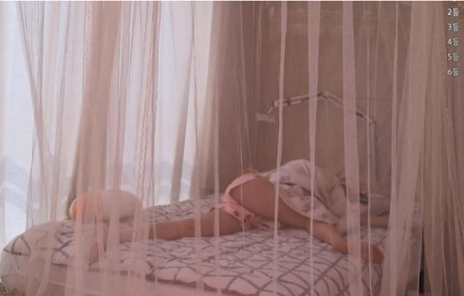However, the sleeping positions are somewhat indecent, too relaxed even while livestreaming