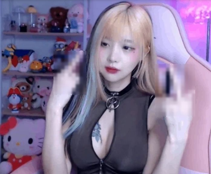 The streamer raises her middle finger on air
