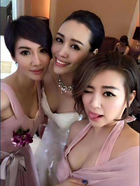 This bridesmaid wore a plunging neckline dress with a beautiful and radiant look, but what catches people's attention is her cleavage.