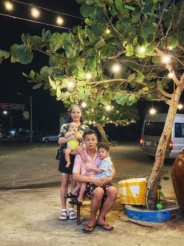 Here’s a unique 19XX style check-in photo with the small family. A person with a wife and kids takes photos very differently!