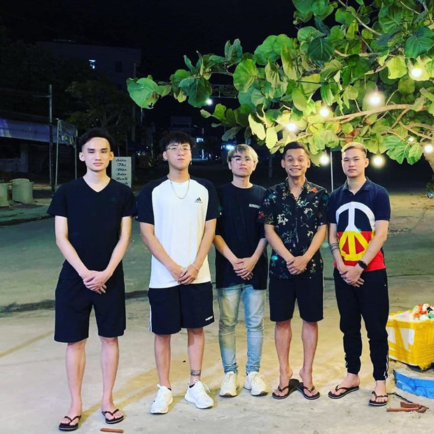 A photo that seems serious, but looking closely at Độ Mixi is sure to make fans laugh!