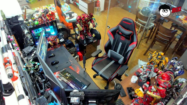 Độ's old streaming room packed with models.