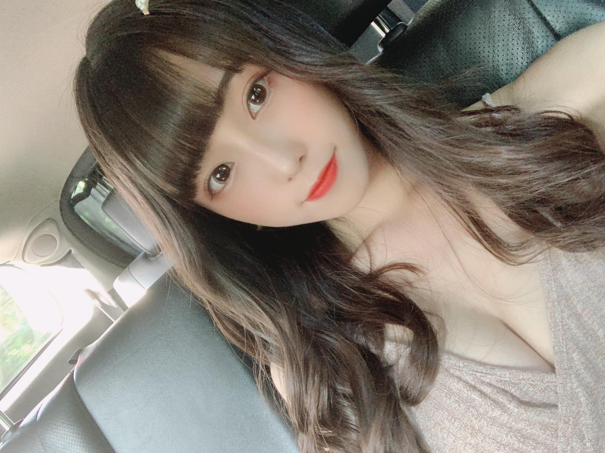 The hot girl shares that she feels tired receiving hundreds of love letters daily
