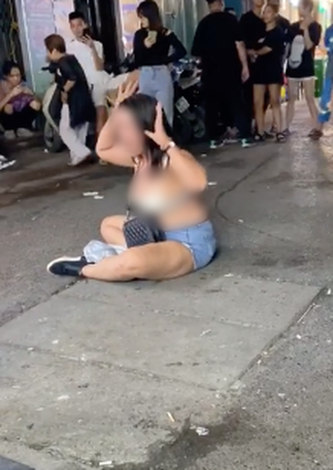 The woman continued to strip in front of many witnesses. Screenshot from the video