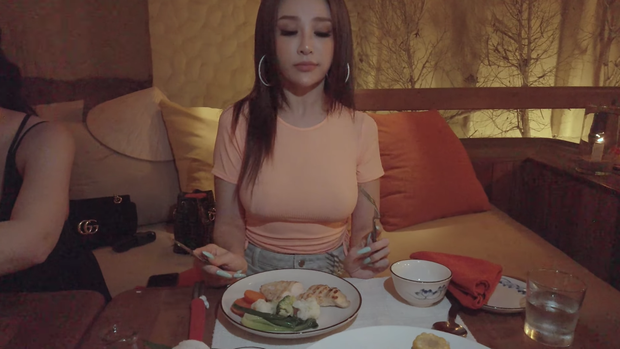Huyen Baby eating grilled chicken breast and vegetables to maintain her figure despite being on vacation