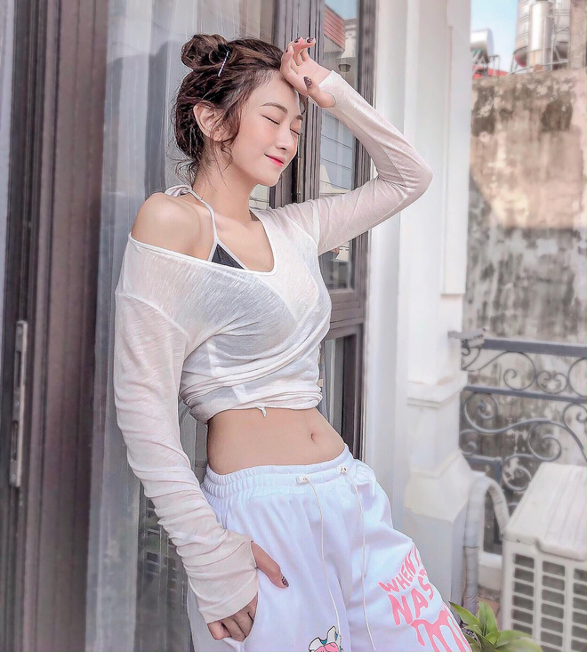 Not only famous for professional videos, Lê Bống also attracts attention for her sexy appearance.