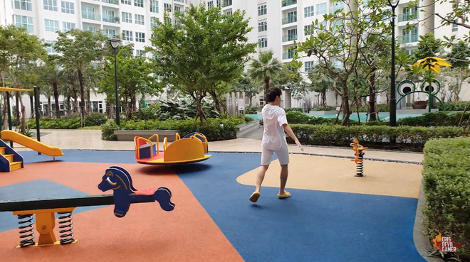 The apartment complex where Cris Phan and Mai Quỳnh Anh live has all the amenities