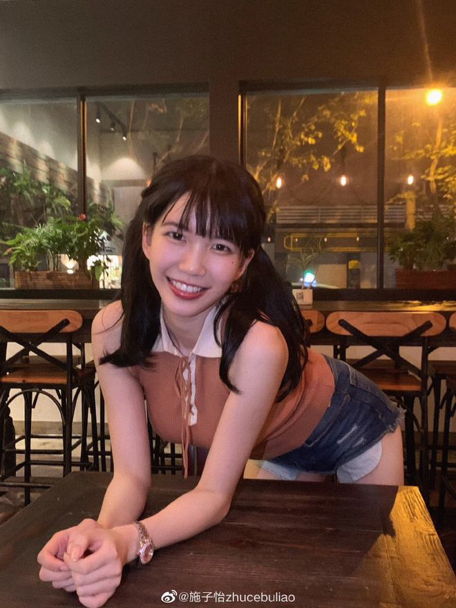 She looks quite cute with a simple style