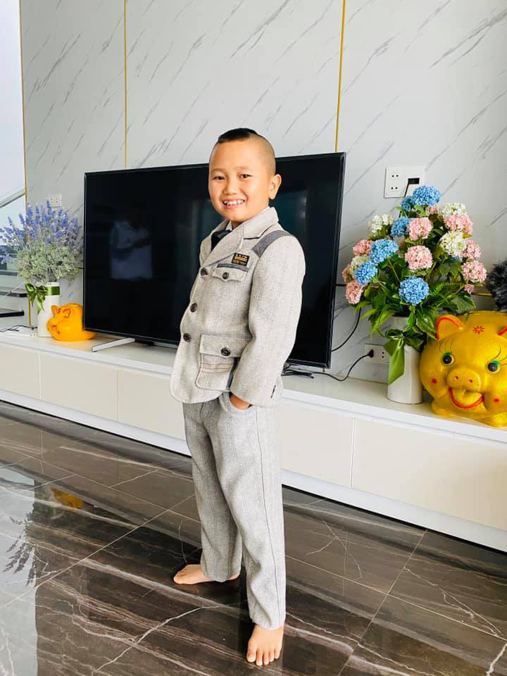 Mao De dressed sharply and hinted at proposing to a wife