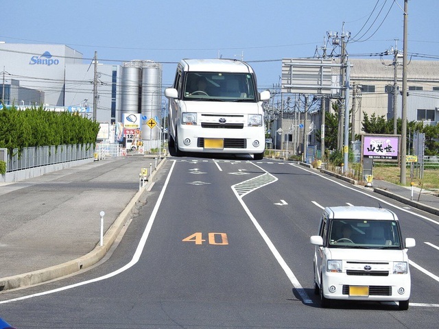Netizens debate: Is the car behind bigger than the one in front?
