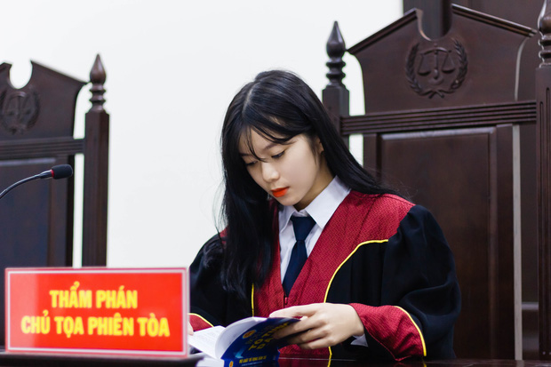 The student is currently trending across social media in her Judge's outfit