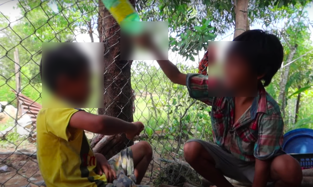 Although it was just a joke between two little kids, this image of Sang Vlog was still assessed by YouTube as violent content