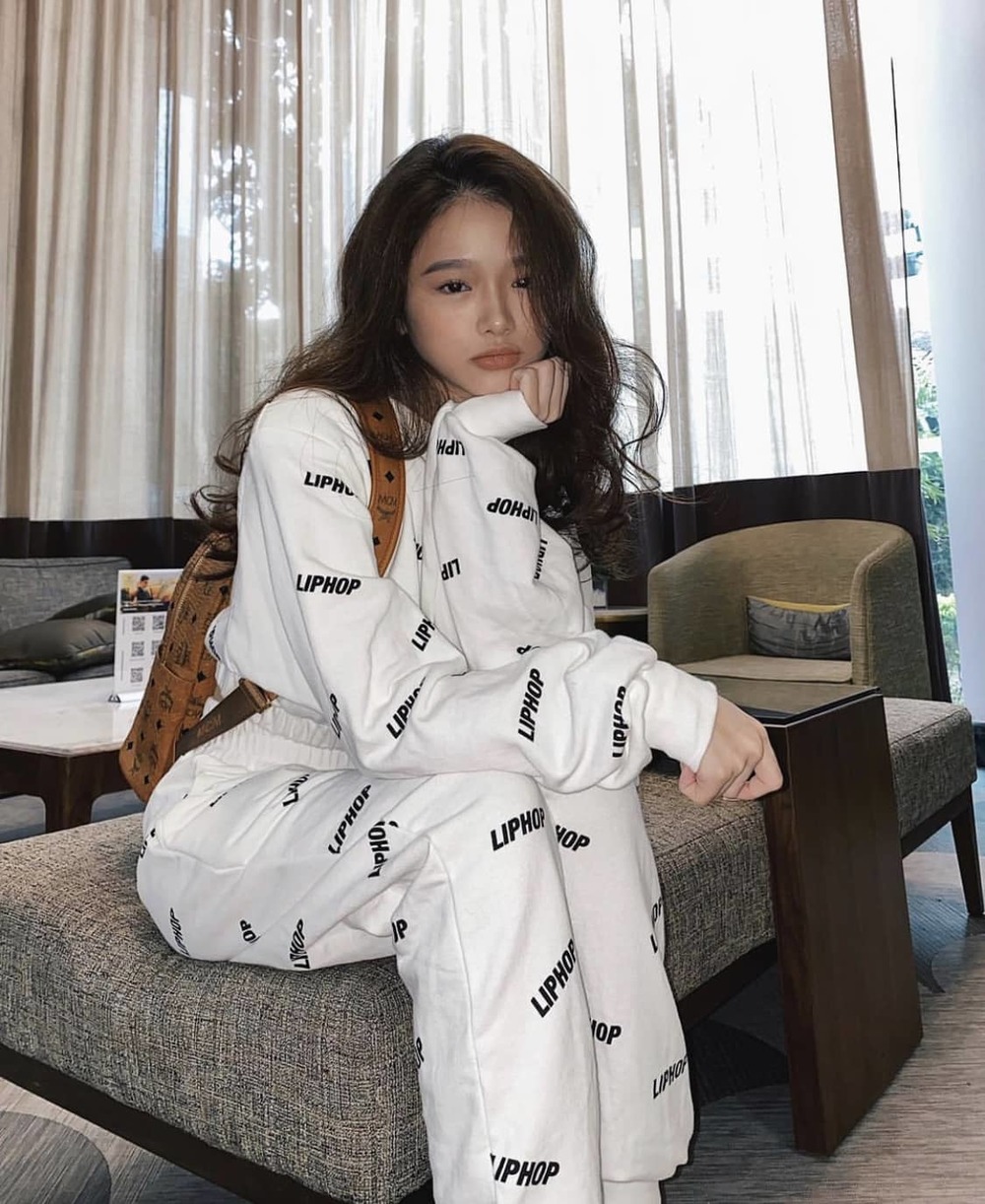 Looks quite different from her current visual