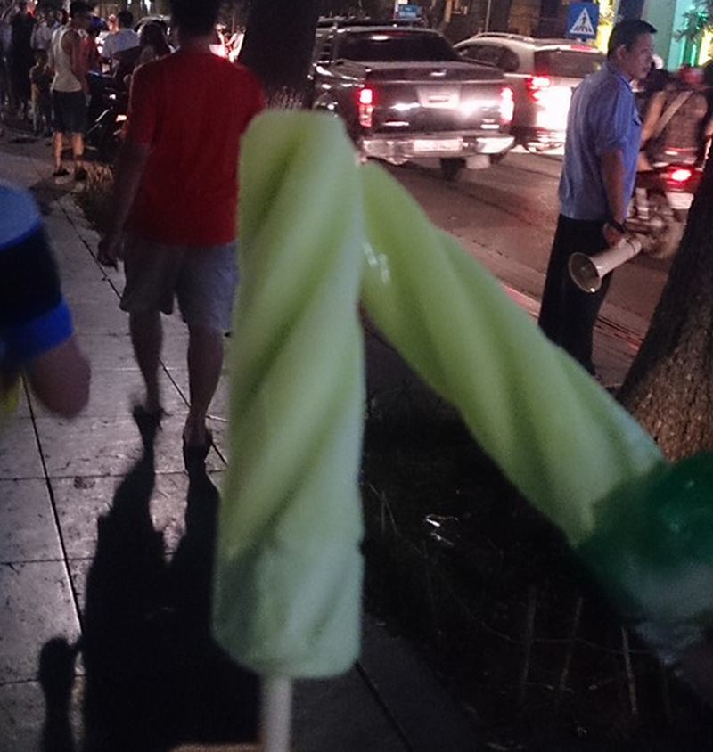 Ice cream price increased by 6,000 VND, the stingy boyfriend is determined not to buy it for his girlfriend