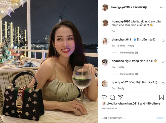 The two sisters-in-law do not hesitate to express their affection for each other with endless compliments