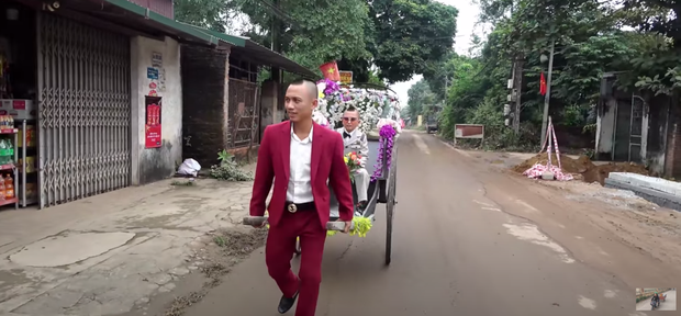 Mao Ca pulls Mao De on a homemade wedding car