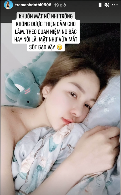Trâm Anh goes bare-faced, showing off her exposed shoulders.