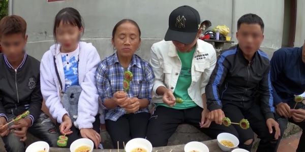 Bà Tân's grandchildren still praise the dish despite grimacing due to the bitterness