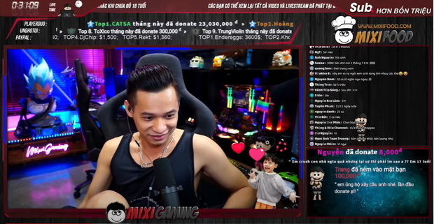 Độ Mixi during the livestream