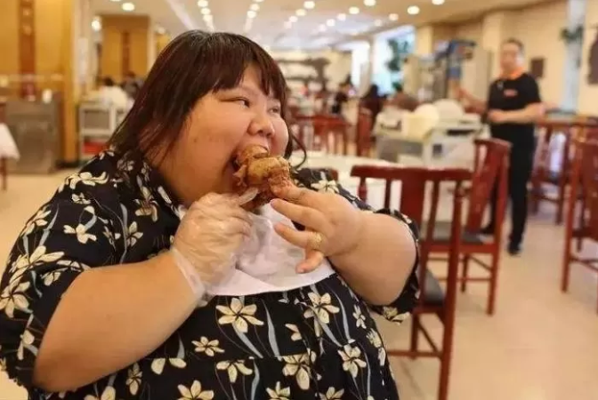 Continuously being bulked up by her boyfriend, she gained over 100kg in a short time