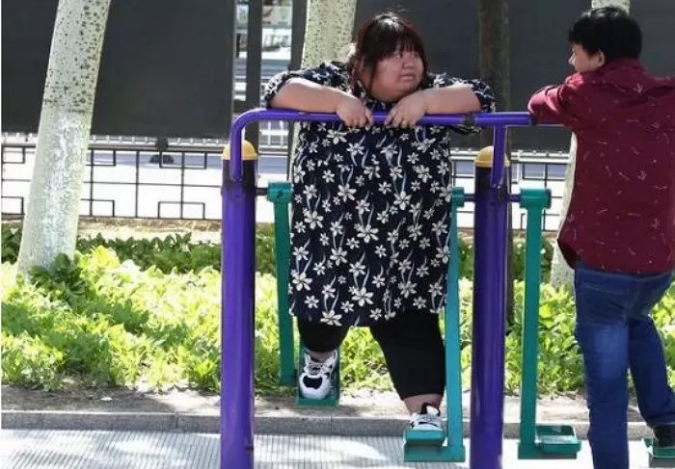 But weighing 165 kg also poses many dangers for her