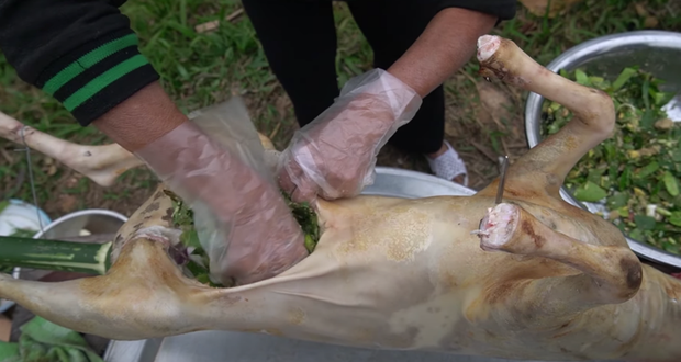 During the cooking process, Ba Tan Vlog performed several actions that made viewers feel horrified