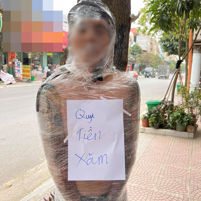The paper with three clear words clarifies the reason for the young man's striking outfit