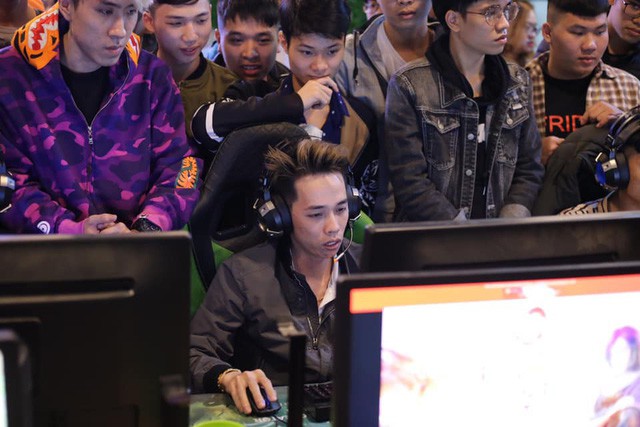 He even showcased his skills at an internet cafe before thousands of followers during an offline event
