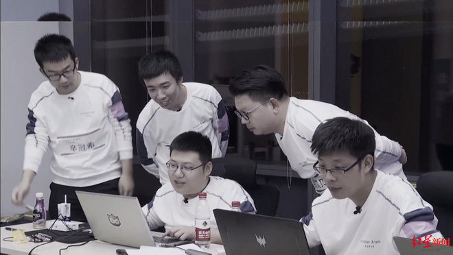 Ha Lap Nhan with teammates in the show 'Genius Programmer'