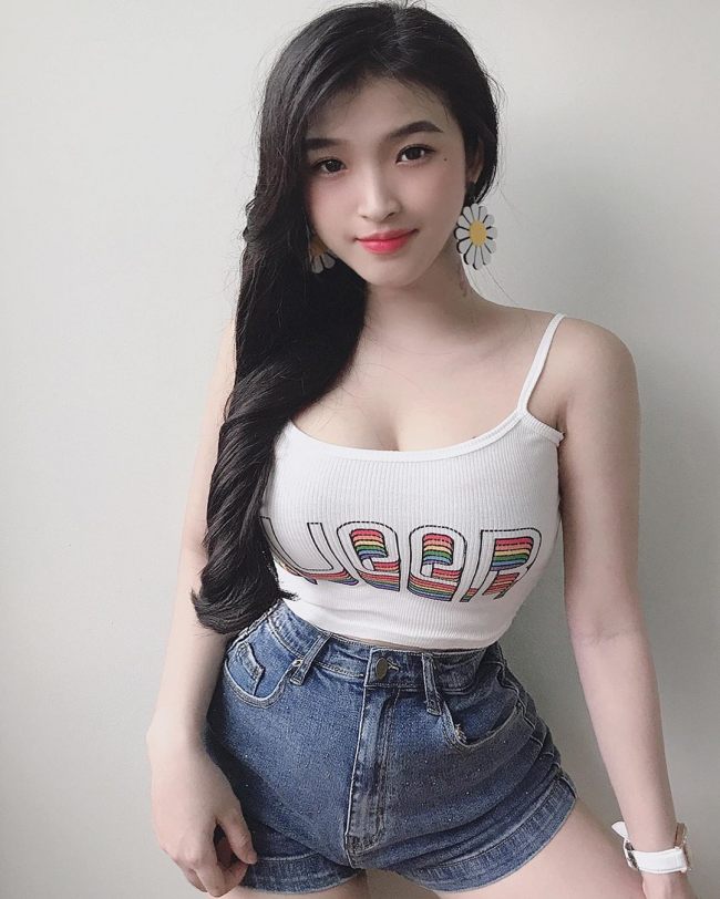 The hot girl outside has a relatively young and sexy fashion style