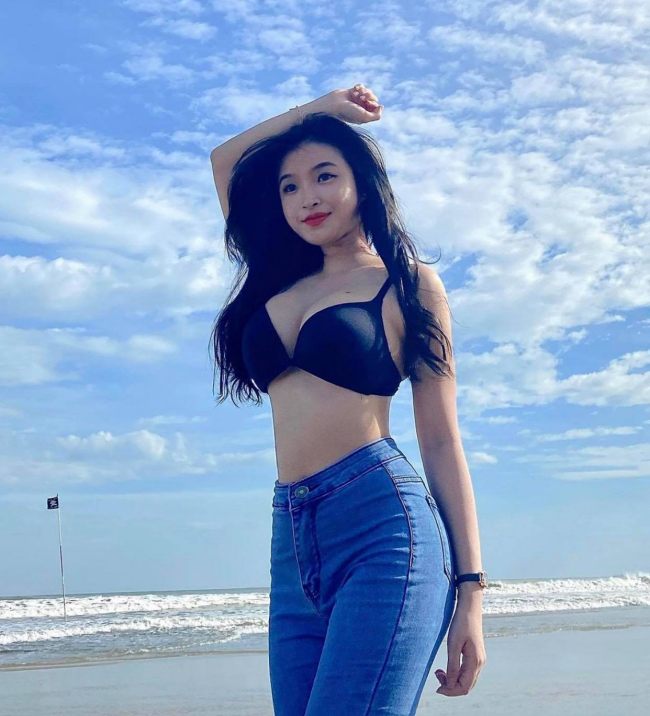 She is even very confident in showing off her figure with bikinis that highlight her hot curves
